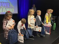 Dzieci pozują z wygranymi książkami