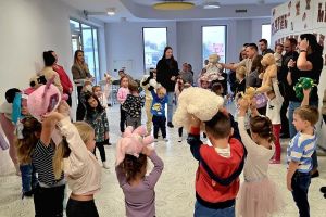 Dzieci bawią się z misiami