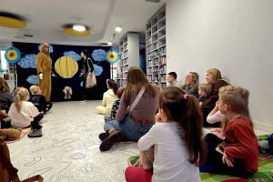 Dzieci oglądają przedstawienie