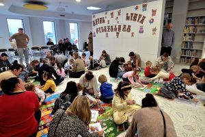 Dzieci wyklejają misie