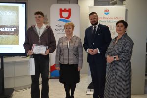 Wręczanie laureatom nagród podczas uroczystej gali podsumowującej projekt ,,Nowodworzanie – ślady przeszłości”.