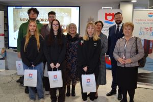 Wręczanie laureatom nagród podczas uroczystej gali podsumowującej projekt ,,Nowodworzanie – ślady przeszłości”.