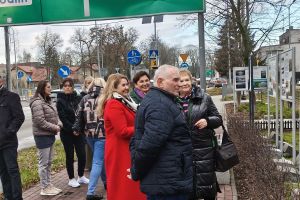 Uczestnicy gali oglądają nowo otwartą plenerową wystawę czasową.