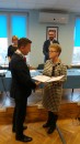 Burmistrz Miasta Jacek Kowalski odbiera zaświadczenie i gratulacje