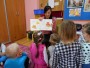 Wiersze przedszkolakom czytała mama Oliwki.