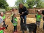 Dzieci karmią kozy w ZOO.