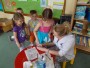 Dzieci mieszają składniki potrzebne do zrobienia syropu.