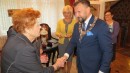 Pani Barbara Szmyd przyjmuje gratulacje od Burmistrza...