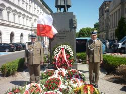 Kpt. J. Zajączkowski i płk A. Kabata przed Pomnikiem Marszałka Piłsudskiego.