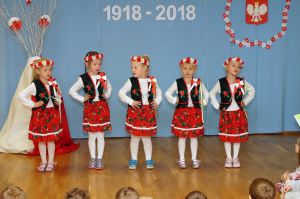Przedszkolaki z Publicznego Przedszkola nr 3 uroczyście uczciły setną rocznicę odzyskania niepodległości przez Polskę.