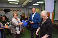 Zastępca Burmistrza Janusz Mikuszewski wręczył zwycięzcom konkursu "Osiedle w kwiatch" talony i dyplomy.