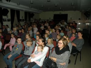 Publiczność podziwia spektakl pt. „Zimowa opowieść” w wykonaniu Teatru „Kuffer”.