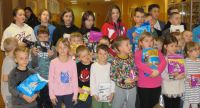 Uczniowie Zespołu Szkolno-Przedszkolnego nr 1 bioracy udział w akcji „Nakarm brzuszka”.