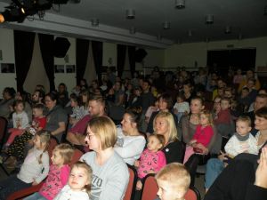 Publiczność podczas spektaklu „Księżycowe opowieści”.