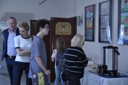 Zwiedzanie wystawy prac plastycznych konkursu „Dzieła Aleksandra Fredry w malarstwie i rysunku”.
