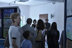 Zwiedzanie wystawy prac plastycznych konkursu „Dzieła Aleksandra Fredry w malarstwie i rysunku”.