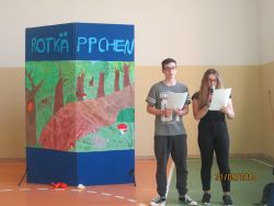 Uczniowie klasy 8 ze Szkoły Podstawowej nr 1 prezentują historię „Czerwonego Kapturka” w wersji niemieckiej.