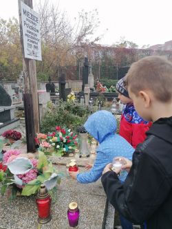 Uczniowie klasy 1a odwiedzili cmentarz w Nowym Dworze Mazowieckim.