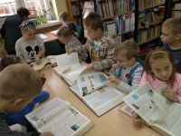 Dzieci z klasy 1 b Szkoły Podstawowej nr 1 z wizytą w bibliotece szkolnej.