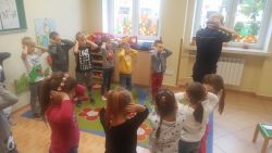 Dzieci z grupy 0A w Szkole Podstawowej nr 1 odwiedziła Pani Małgosia Wójcik ze Straży Miejskiej.