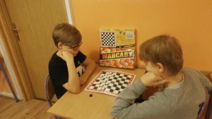 Wielki pojedynek „szachy kontra warcaby” w Zespole Szkolno-Przedszkolnym nr 4.