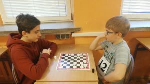 Wielki pojedynek „szachy kontra warcaby” w Zespole Szkolno-Przedszkolnym nr 4.