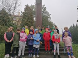 Uczniowie klasy 1a pod obeliskiem upamiętniającym II wojnę światową.