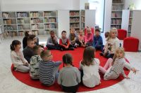 Uczniowie z klasy 1a Szkoły Podstawowej nr 1 na wycieczce w Miejskiej i Powiatowej Bibliotece Publicznej.