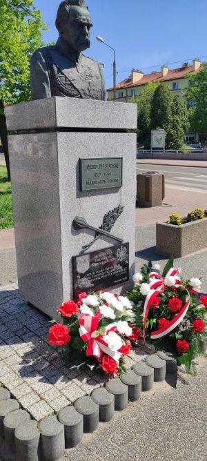 Kwiaty złożone pod pomnikiem Marszałka Piłsudskiego.