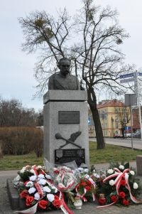 Kwiaty pod Pomnikiem Marszałka Józefa Piłsudskiego.
