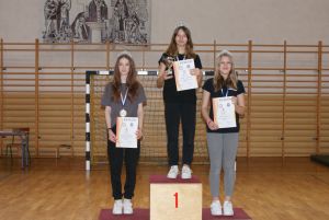 Na podium stoją: Nikola Łepkowska - I miejsce, Elżbieta Mrowińska - II miejsce, Anna Śmielińska - III miejsce.