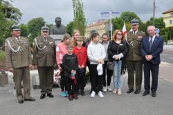 Młodzież i członkowie Związku Oficerów Rezerwy RP.