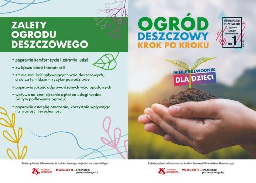 Ogród deszczowy krok po kroku. Mini przewodnik dla dzieci. Roślinka w ziemi trzymanej w dłoniach.