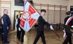 sala gimnastyczna, młodzież i zaproszeni goście, rozdanie nagród,