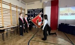 sala gimnastyczna, młodzież i zaproszeni goście, rozdanie nagród,