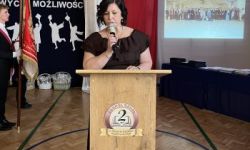 sala gimnastyczna, młodzież i zaproszeni goście, rozdanie nagród,