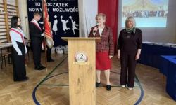 sala gimnastyczna, młodzież i zaproszeni goście, rozdanie nagród,