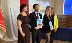 sala gimnastyczna, młodzież i zaproszeni goście, rozdanie nagród,