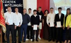 sala gimnastyczna, młodzież i zaproszeni goście, rozdanie nagród,