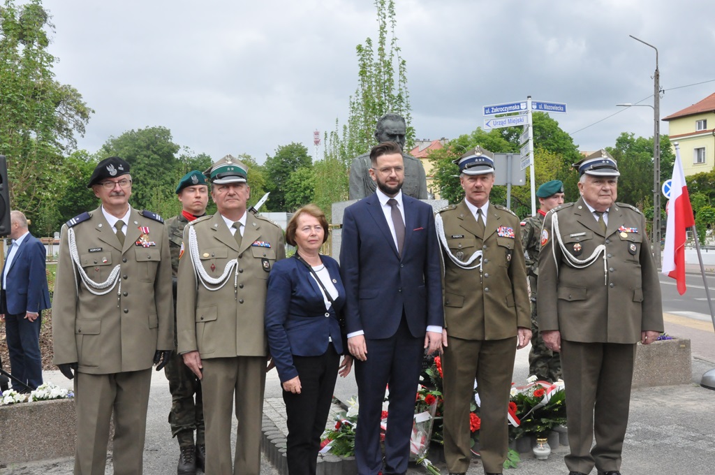 Członkowie Związku Oficerów Rezerwy RP z burmistrzem Sebastianem Sosińskim.