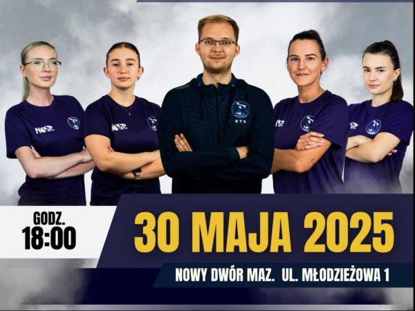 Cztery kobiety w koszulkach sportowych i w środku nich mężczyzna w bluzie dresowej stoją z założonymi rękami.