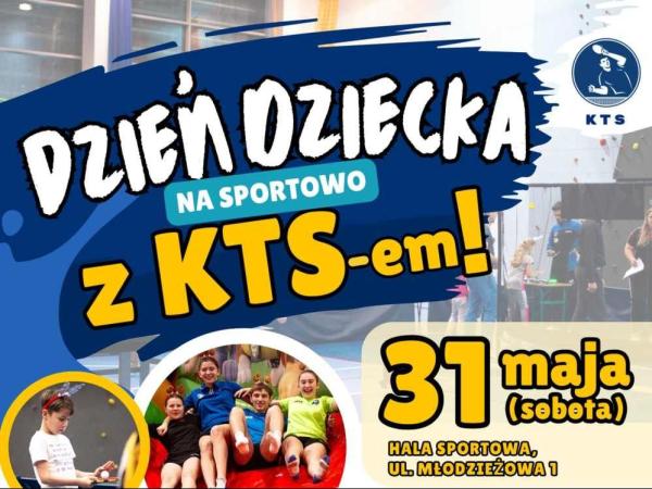 Chłopiec trzyma rakietkę do tenisa stołowego z piłeczką na niej. Trzy dziewczyny i chłopak na dmuchanej zjeżdżalni.