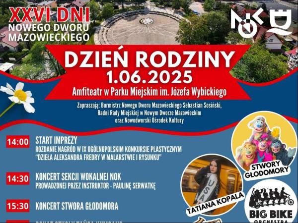 Cztery kolorowe stwory, dziewczynka z długimi włosami, sześciu mężczyzn z instrumentami siedzących na jednym długim rowerze.
