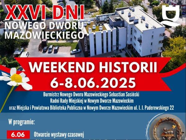 Budynek biblioteki z jasnoszarą elewacją. Paramenty liturgiczne.