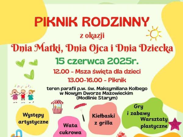 Trójka śpiewających dzieci. Stoisko z popcornem, kiełbaska na widelcu.