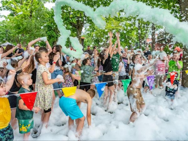 Grupa dzieci w pianie.