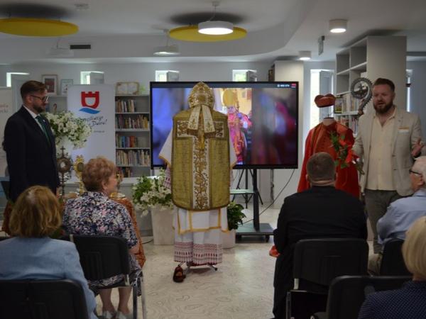 Szaty liturgiczne na stojakach.