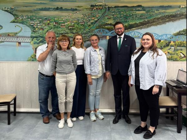 Cztery kobiety i dwóch mężczyzn stojących obok siebie.