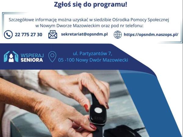 Seniorka zakładającą opaskę bezpieczeństwa.