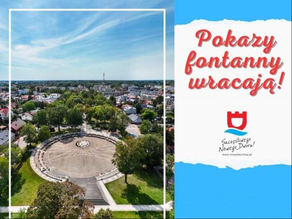 Trawniki i drzewa wokół placu w kształcie koła.